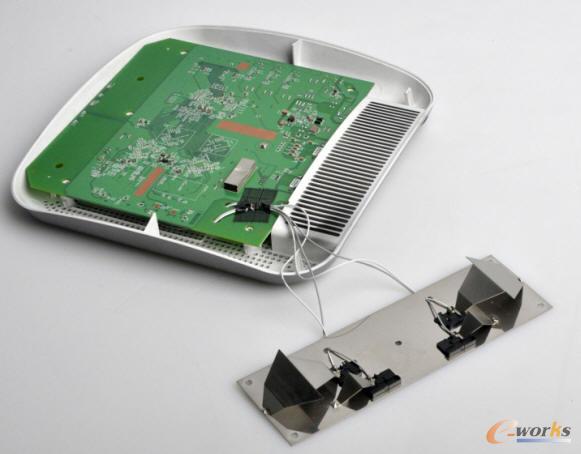 內置兩根5dBi反向SMA連接器